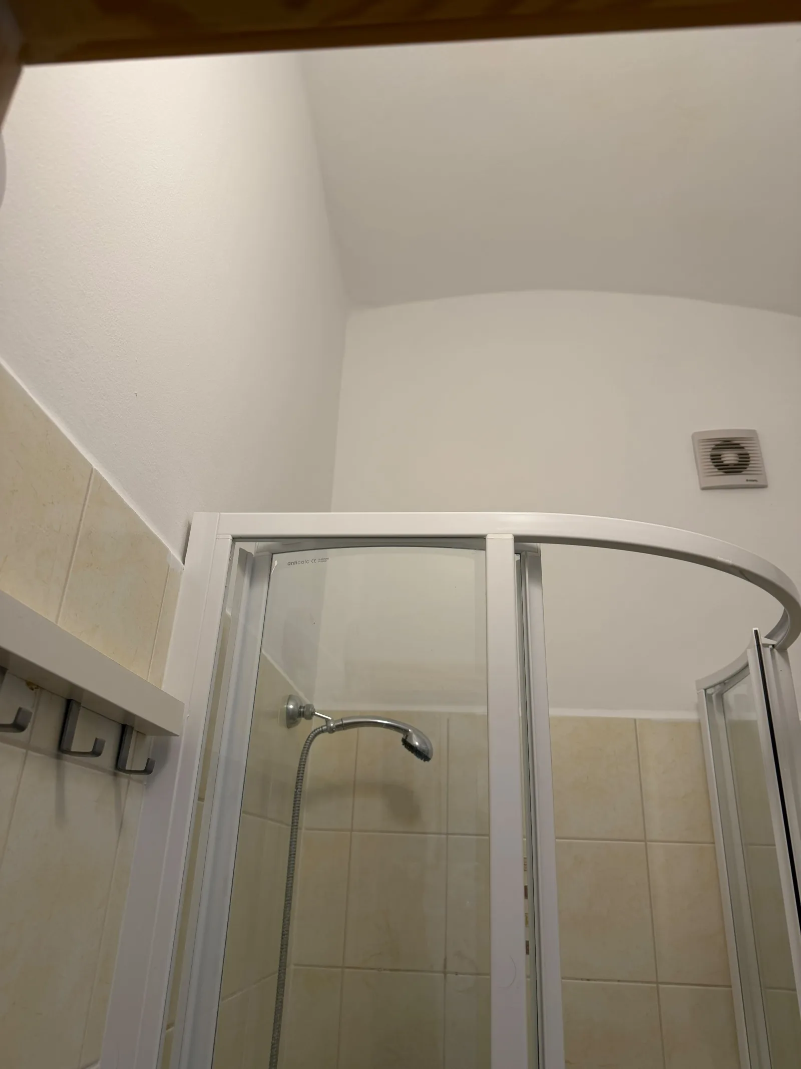 Detail vymalovaného stropu a rohu nad sprchovým koutem v koupelně.
