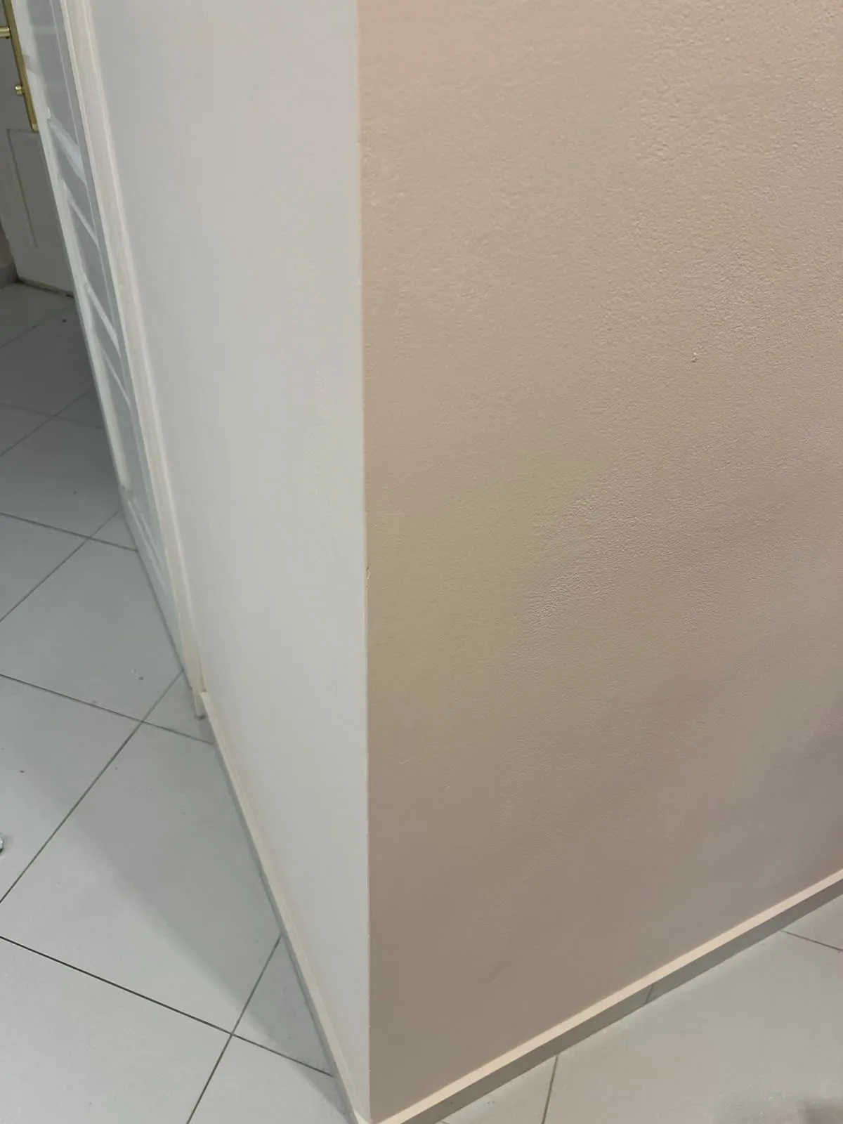 Detail nároží dvoubarevně vymalované stěny v bytě.
